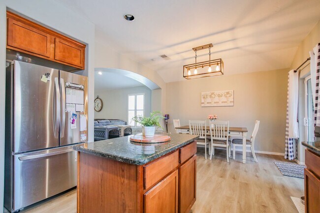 Building Photo - Well Maintained 4 Bedroom 2 Bath Home with...