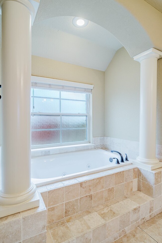 Building Photo - 602 SW Barn Valley Rd