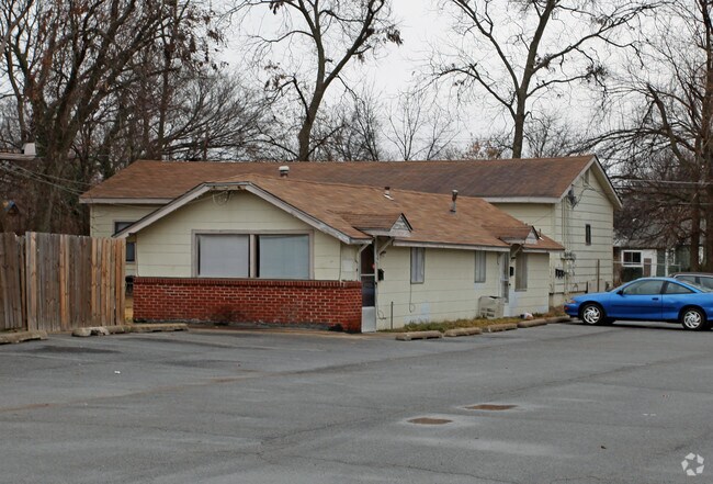 Building Photo - 6302 E Pine St