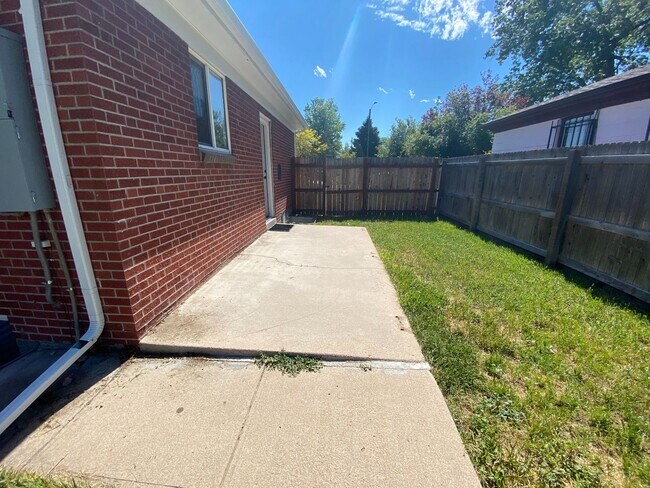 Building Photo - Great Home Close to Downtown - License #20...