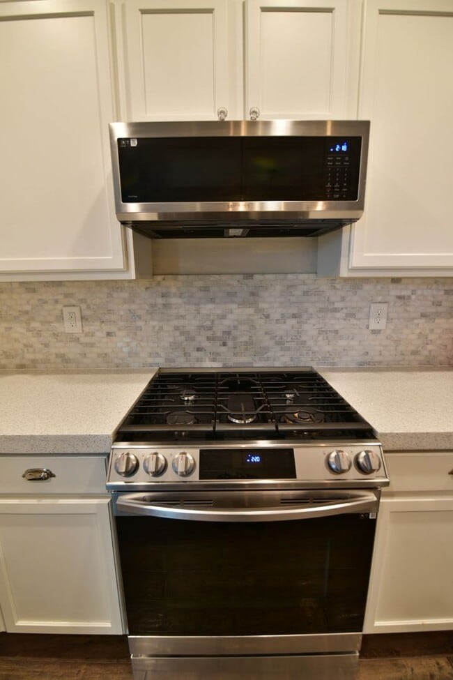 Building Photo - Gorgeous 3bed / 2.5bath home located in Tuscany!