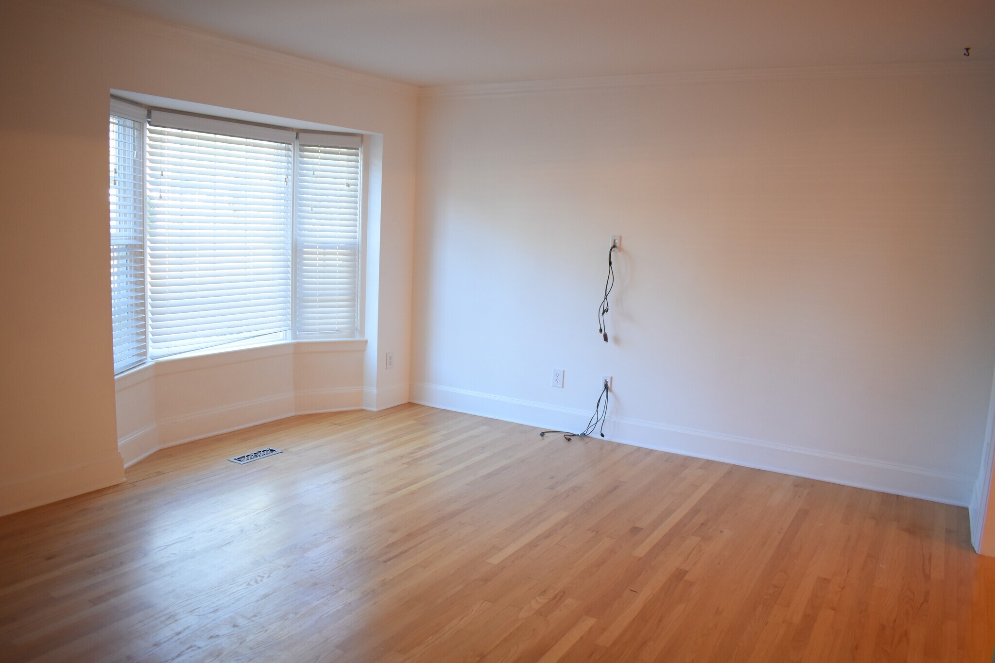 Building Photo - 2720 Oleander Dr