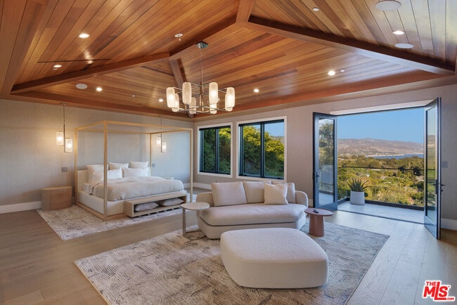 Building Photo - 7052 Dume Dr