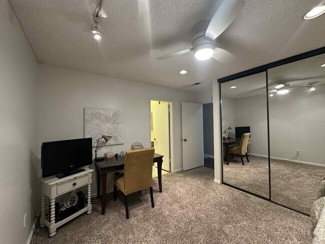 Building Photo - 4 Hermosillo Ln