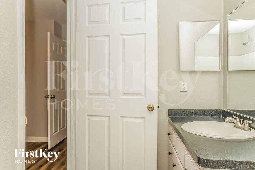 Building Photo - 3240 Alesio Ave