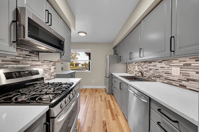 Building Photo - $2,500.00, 2-bed, 2.5 bath located in Denver.