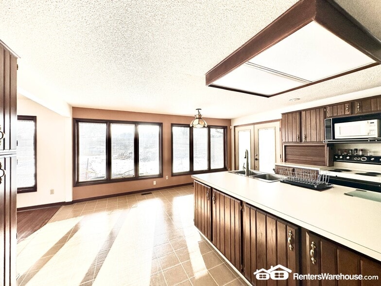 Building Photo - 3006 Fleur Dr