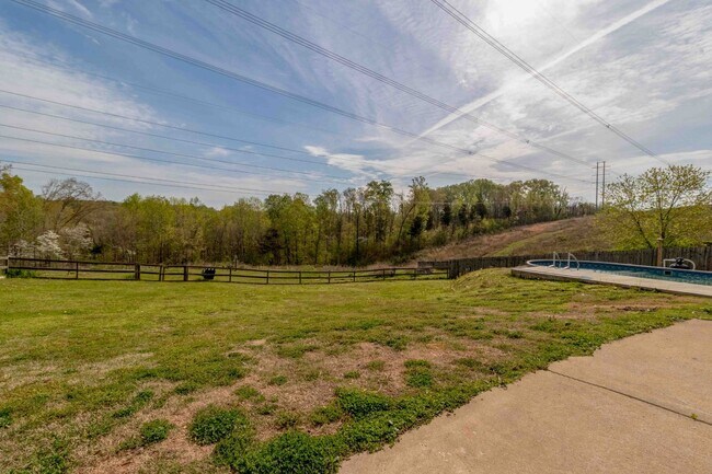 Building Photo - 3 bedroom Dog Friendly Home For Rent with Swimming Pool!