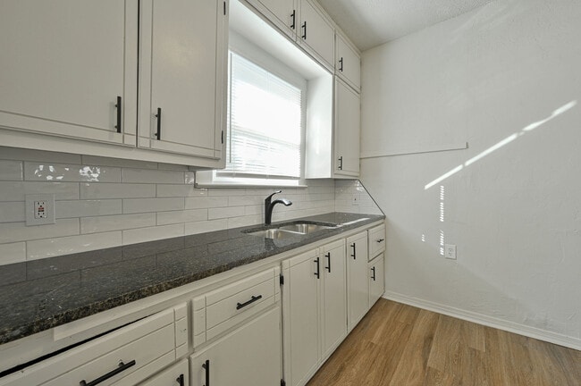 Building Photo - 607 N Evans Ave