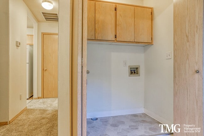 Building Photo - Peaceful 2-bedroom, 2 bath Townhome in thi...