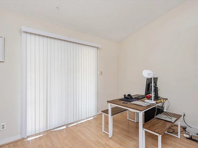 Building Photo - Room in Duplex on Spring St