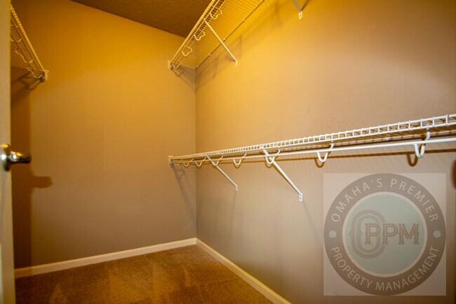 Building Photo - HUGE 3Bd/3Ba House in Bennington, NE!