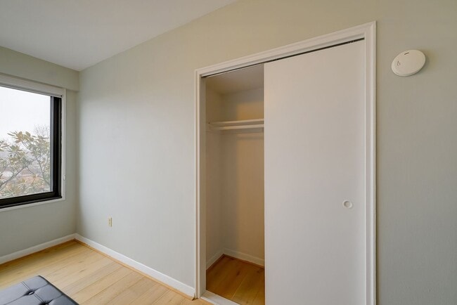 Building Photo - Great 1BR in Cathedral Heights! Fully furnished!