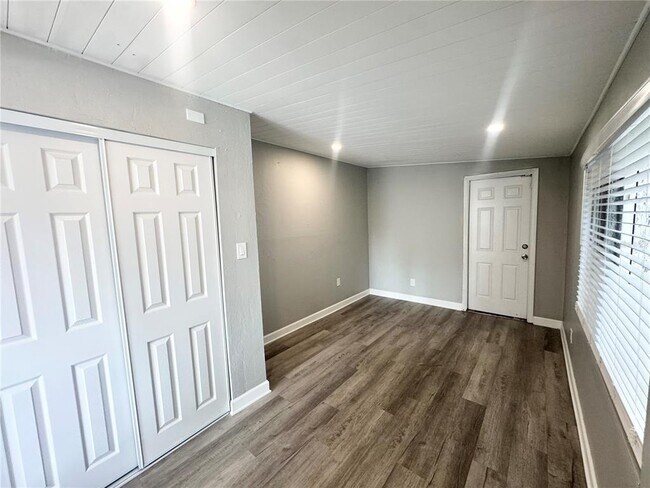 Building Photo - 3913 S Shade Ave