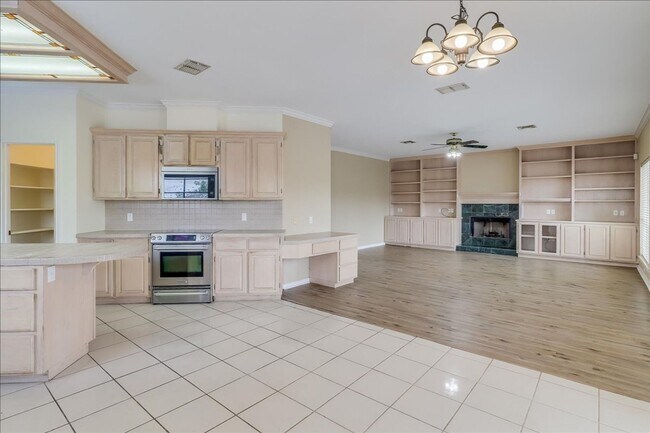Building Photo - 7426 Lake Travis Dr