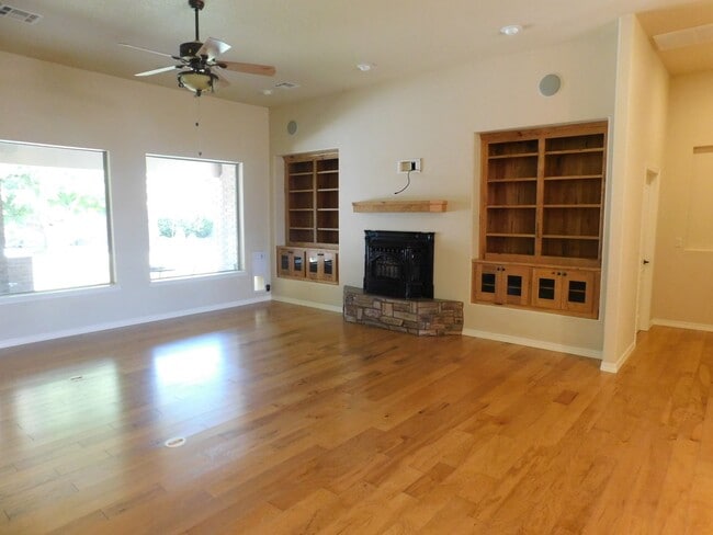 Building Photo - Check out this beautiful home located in o...