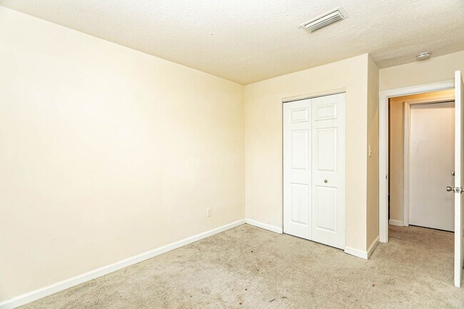 Building Photo - Don't miss the chance to call this Virgini...