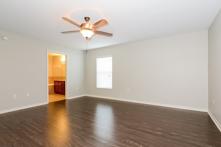 Building Photo - 6400 Twin Bridges Dr