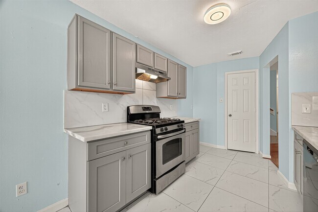 Building Photo - 6710 Bellaire Gardens Dr