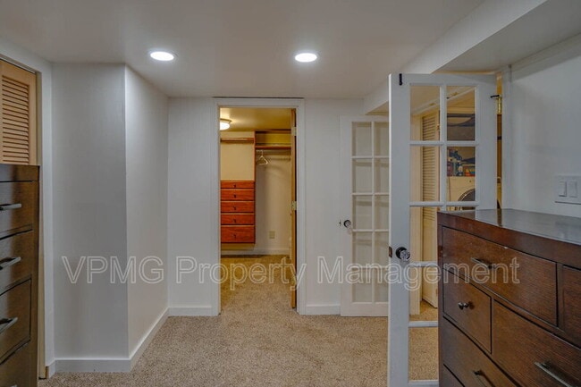 Building Photo - 116 E 35th St