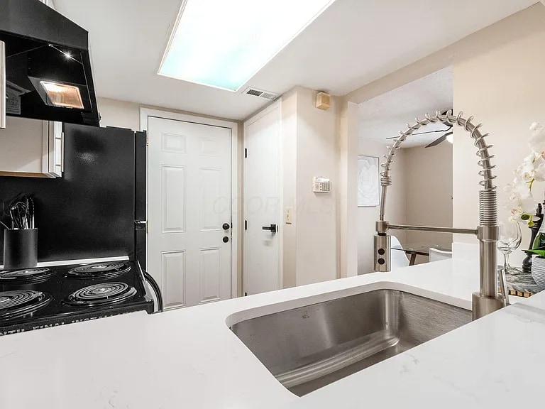 Building Photo - 2025 Burwell Dr