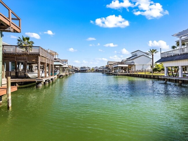 Building Photo - 334 Paradise Dr