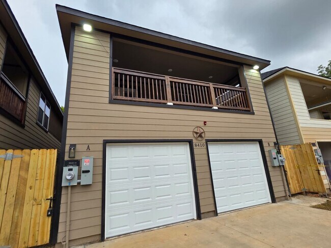 Building Photo - Stunning Duplex with Garage & Modern Finishes