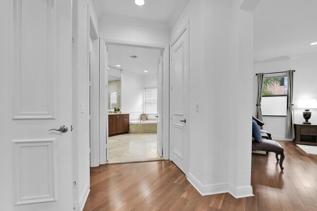 Building Photo - 10703 Versailles Blvd