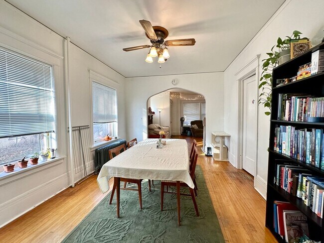 Building Photo - AVAILABLE JUNE - 3 Bed 1 Bath in Central Location