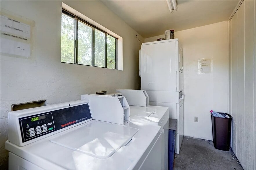 Building Photo - 555 Dameron Dr