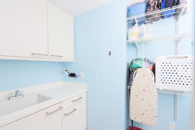 Building Photo - 411 N New River Dr E