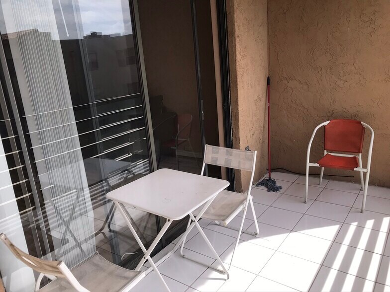 Building Photo - 1820 N Lauderdale Ave