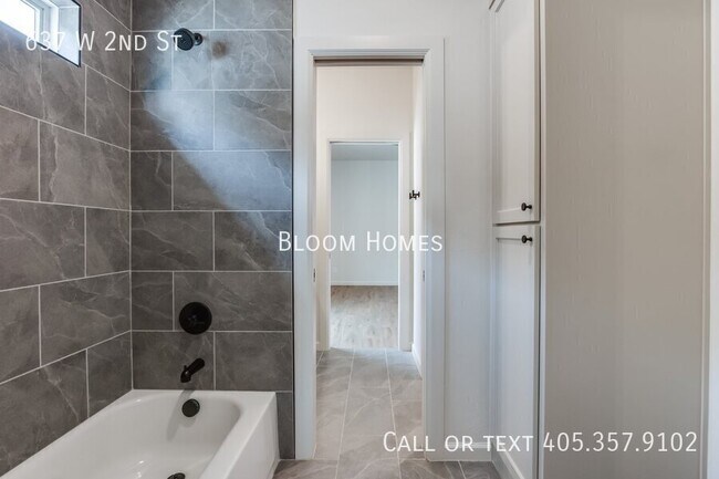 Building Photo - 637 W 2nd St