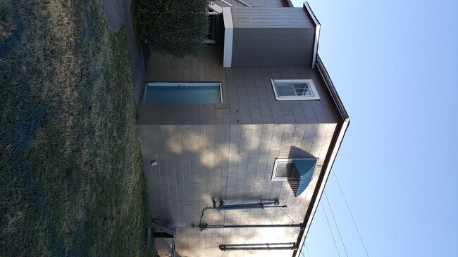 Building Photo - 949 1/2 E Maple St