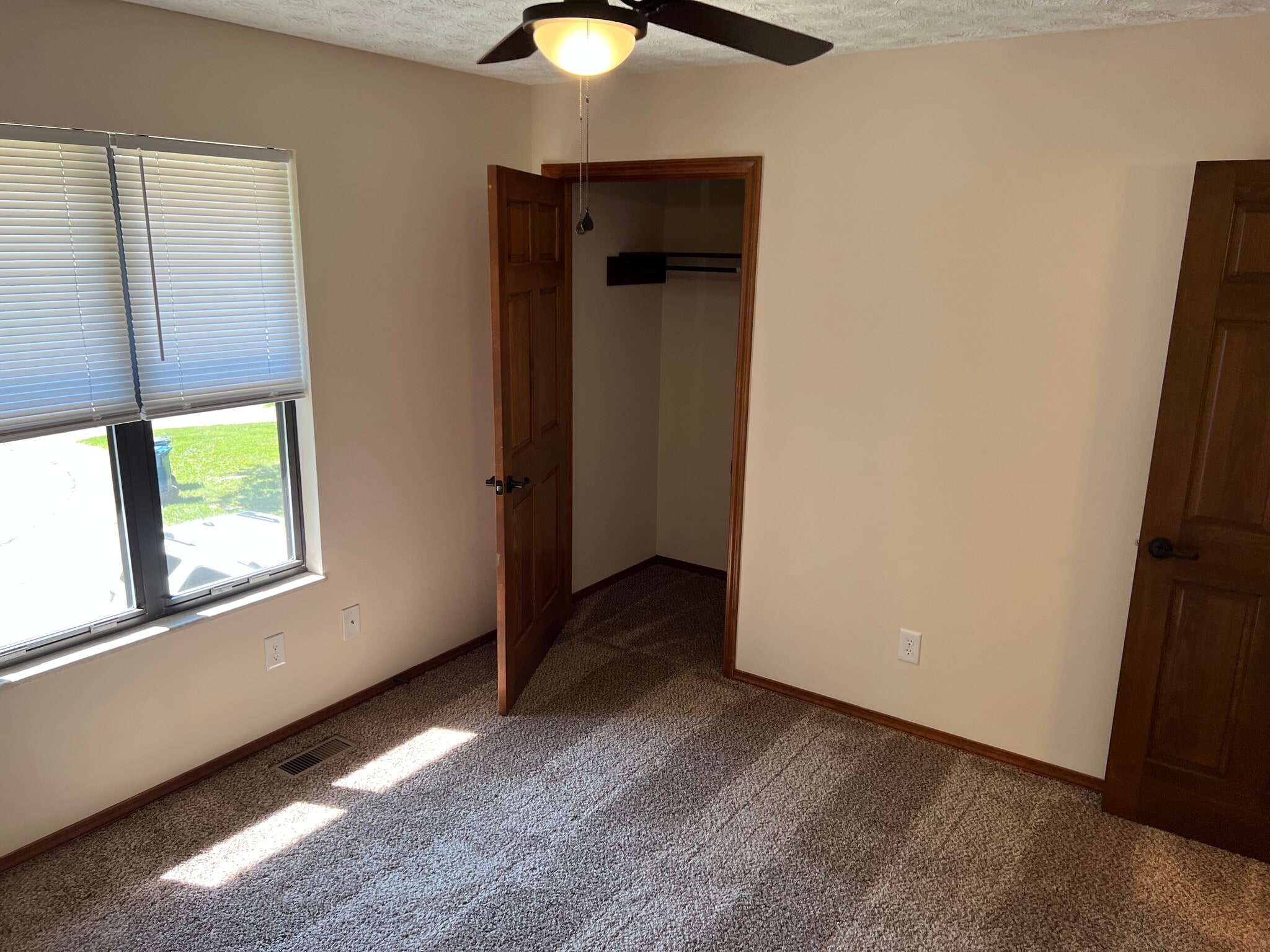 Building Photo - 709 Oak Trl