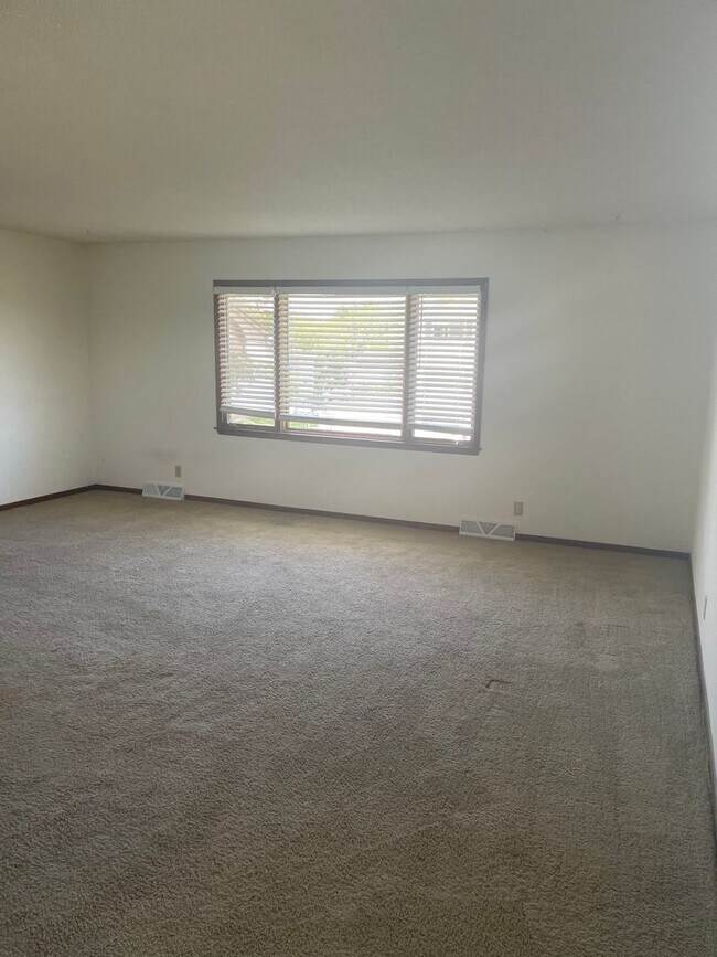 Building Photo - 2940 Leeway Dr