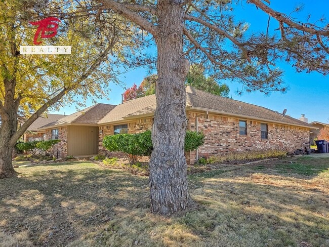 Building Photo - Spacious 3 bedroom, 2 bath single-family home in the desirable Lyrewood/Woodlake area of northwes...