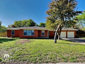 Building Photo - 724 Stuckert Dr