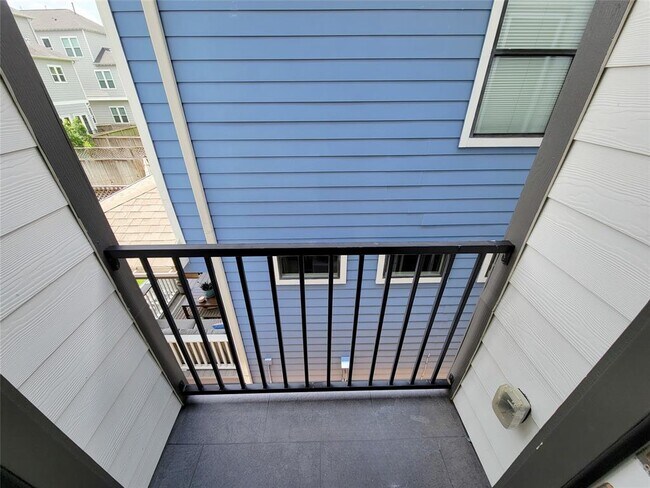 Building Photo - 906 W 17th St