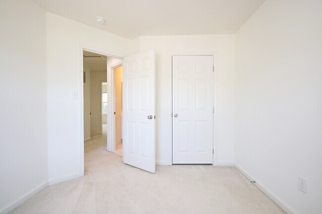 Building Photo - Pet-Friendly Pavilions at Pantops Townhome