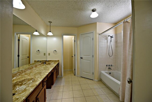 Building Photo - 4604 Pelham Dr