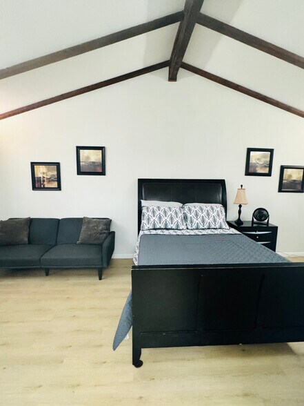 Building Photo - 8339 Thorncliff Dr