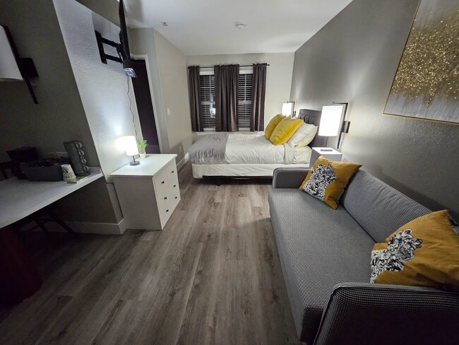 Building Photo - 2700 Gracy Farms Ln