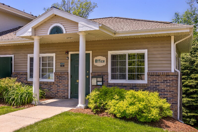 Primary Photo - 3441 Haleh Cir SE