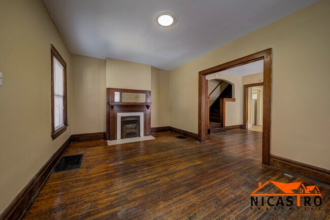 Building Photo - 1638 Indianola Ave