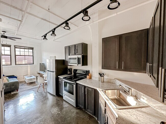 Building Photo - 701 E 2nd St N