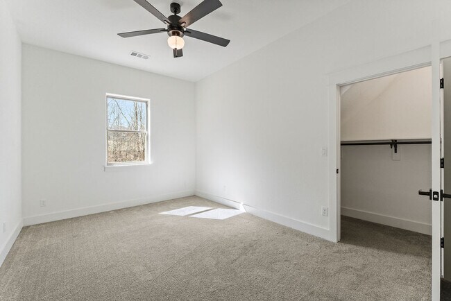 Building Photo - 11 Pagham Ln