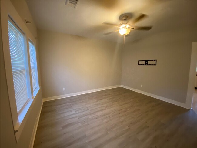 Building Photo - 121 Parker Ln