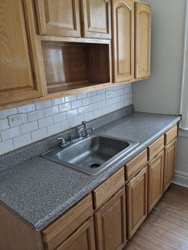 Building Photo - 1 Bedroom with den/family room *Special Half months free month