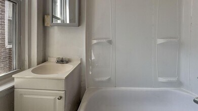 Building Photo - Philly Bi-Level: Modern & Bright